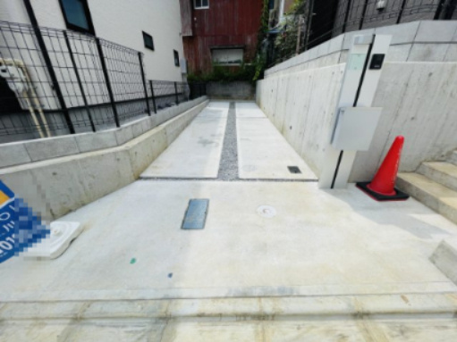 祝成約　　八王子市　館町　新築戸建ての駐車場|～仲介手数料無料☆八王子ひなた不動産～　八王子市館町　新築戸建て