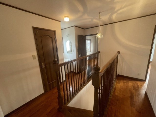 【内装】 | 福津市宮司６丁目　戸建て | 2階の居室は出入口が隣接していないのでプライバシーがしっかり確保されています