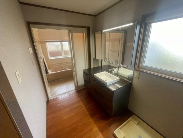 【独立洗面台】 | 福津市宮司６丁目　戸建て | 三面鏡裏収納付きの洗面台で、散らかりがちな洗面回りもすっきりと片付きます