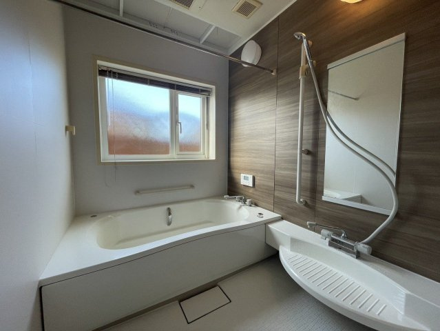 【浴室】 | 福津市宮司６丁目　戸建て | 戸建てならではのゆったりしたバスルーム。大きな窓があるのでカビしらずで清潔な状態をキープしやすいです