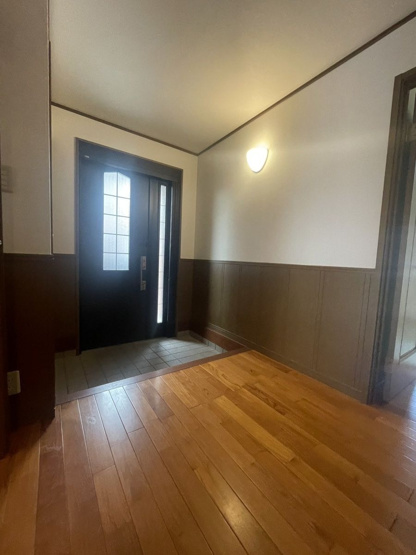 【玄関】 | 福津市宮司６丁目　戸建て | 広い玄関スペースはご家族が多いご家庭にもおすすめです