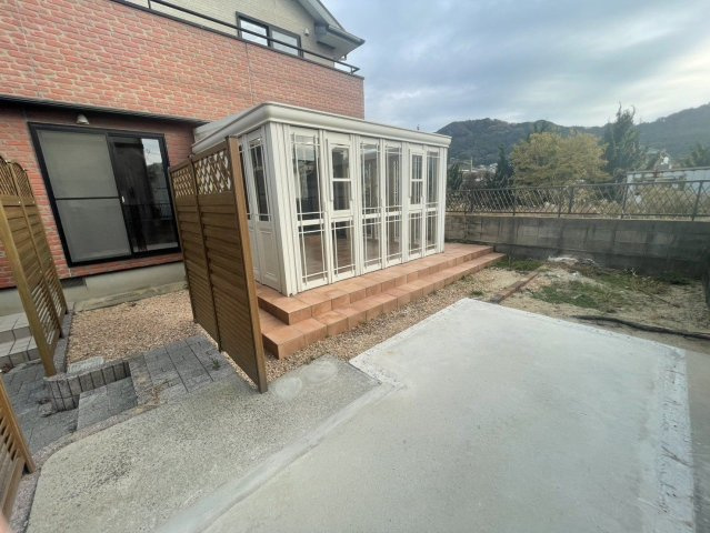 【庭】 | 福津市宮司６丁目　戸建て | 玄関からはサンルームの中が直接見えないように配慮されています。お手入れがしやすいお庭です