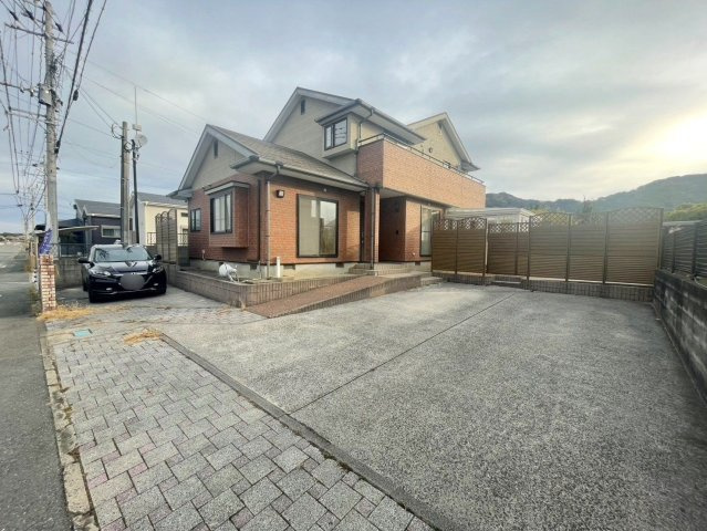 【駐車場】 | 福津市宮司６丁目　戸建て | 3台以上分の広い駐車スペースがあります。前面道路は広々としておりバックでの駐車もしやすいです