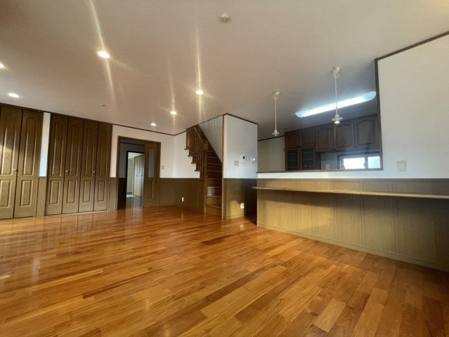 【居間・リビング】 | 福津市宮司６丁目　戸建て | LDKは圧巻の29帖。サンルームもつながっているのでホームパーティーにも十分対応できそうです