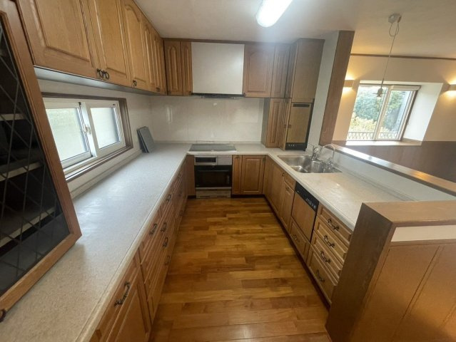 【キッチン】 | 福津市宮司６丁目　戸建て | U字型のキッチンは作業スペースが広いので効率的にお料理が進められます。火を使わず安心のIHです