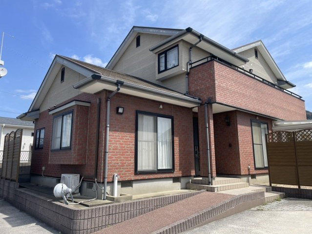 【外観】 | 福津市宮司６丁目　戸建て | 大家族でもゆったり暮らせる80坪超えの敷地面積です。少しレトロな外観がおしゃれです