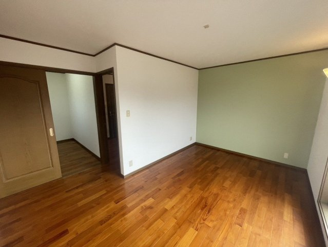 【洋室】 | 福津市宮司６丁目　戸建て | 8.5帖の洋室。バルコニーに面した明るいお部屋で換気や採光ばっちりです