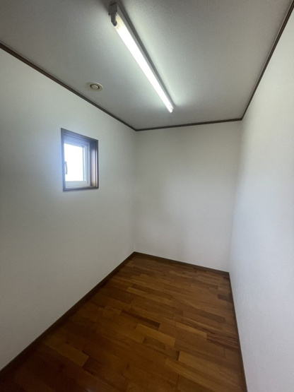 【収納】 | 福津市宮司６丁目　戸建て | 8.5帖のお部屋にはウォークインクローゼット付き。窓があるので換気もしやすいです