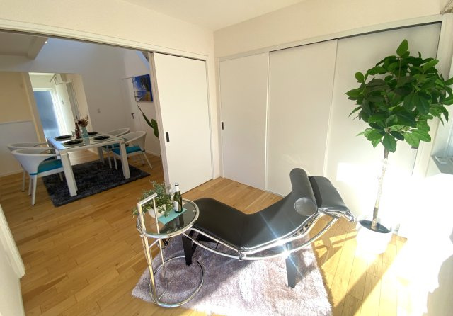 ゼロキューブ　吹き抜けのあるモダン住宅の洋室|リビング・ダイニング脇には洋室があり、仕切れるので寛ぐことも可能です。書斎や、お子様とくつろぐ場所にも利用可能です。ウッドデッキにつながっています♪
