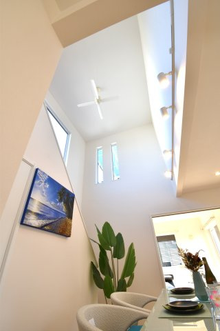 ゼロキューブ　吹き抜けのあるモダン住宅のダイニング|ダイニング上部には吹き抜けがあり優しい光が降り注ぎます！２階からダイニングが見渡せます！シーリングファンも付いています。
