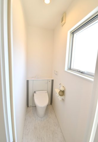 ゼロキューブ　吹き抜けのあるモダン住宅のトイレ|１階と２階の清潔なトイレ
毎日使う空間と機能だから、いつまでも清潔なスペースであってほしいのがトイレです。掃除がしやすく、また落ち着ける空間として広くて居心地のよい場所です。
