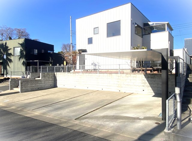ゼロキューブ　吹き抜けのあるモダン住宅の駐車場|広い駐車場で毎日の出入りもラクラク。カーポートも付いていてお車を大切にされるお客様にもピッタリです。南・東・北の三面に道路があるので日当たりもバッチリの邸宅です。