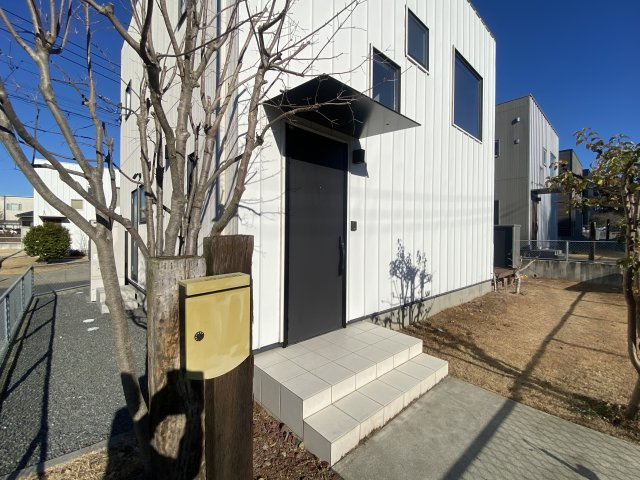 ゼロキューブ　吹き抜けのあるモダン住宅の玄関|玄関までも素敵なエントランスでワクワク感があります。