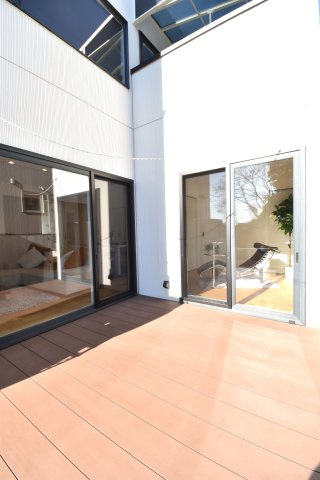 ゼロキューブ　吹き抜けのあるモダン住宅の庭|ウッドデッキがリビング・ダイニング・洋室前にあります。プライバシーを重視した配置になるので、外からはあまり見えません。お子様のプールや、バーベキュー等、楽しみな空間です。