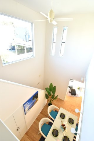 ゼロキューブ　吹き抜けのあるモダン住宅のダイニング|吹き抜けからの暖かい光が差し込みます。質感、選ぶ家具などで雰囲気が変わりますので、お好みのインテリアを楽しみましょう♪
