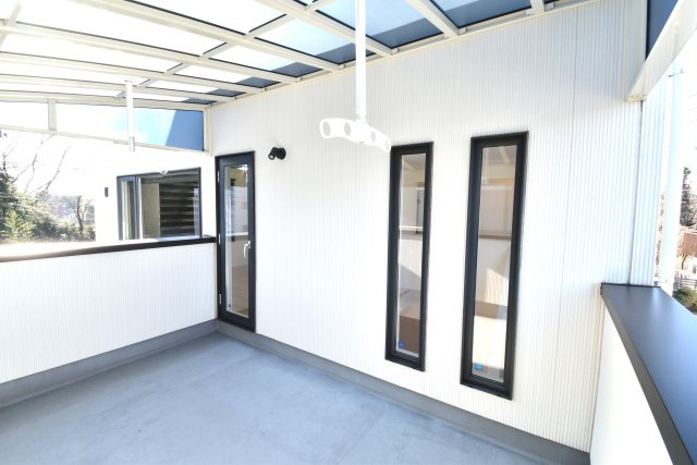ゼロキューブ　吹き抜けのあるモダン住宅のバルコニー|大きなバルコニーでお洗濯物やお布団を一気に干せます♪突然の雨が降っても屋根があるので安心なバルコニーです。