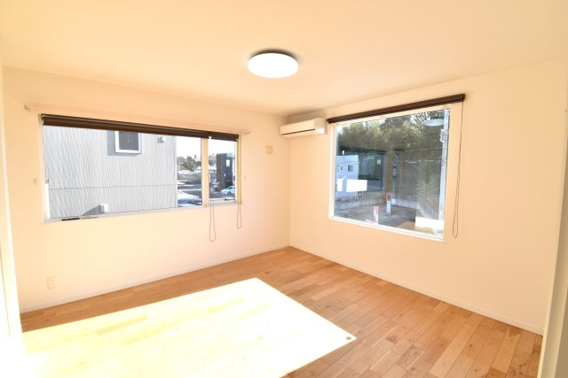 ゼロキューブ　吹き抜けのあるモダン住宅の寝室|大きな借景窓があり、四季の移ろいを感じます。部屋の脇には大きな屋根付きのバルコニーがあり、バーベキュー等、楽しみな空間です。