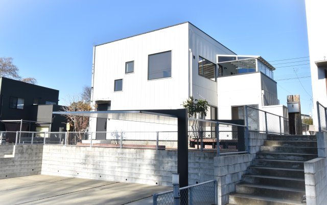 ゼロキューブ　吹き抜けのあるモダン住宅の外観|広い駐車場と、ウッドデッキ、天然芝等、お好みのアウトドアライフも可能な住まいです。
品の良い個性的な外観と、吹き抜けのある明るいLDK空間で、ご家族がもっとふれあえるシンプル＆モダンの暮らし♪
