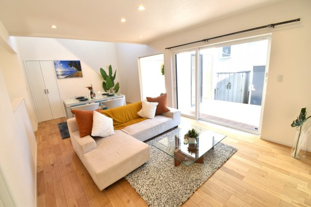 ゼロキューブ　吹き抜けのあるモダン住宅の居間・リビング|ゆとりあるリビングスペース。ダイニング上部は吹き抜けになっていて、ゆったりした空間の中でお寛ぎいただけます。ご家族の食事や何気ない会話もあふれる環境になります。
