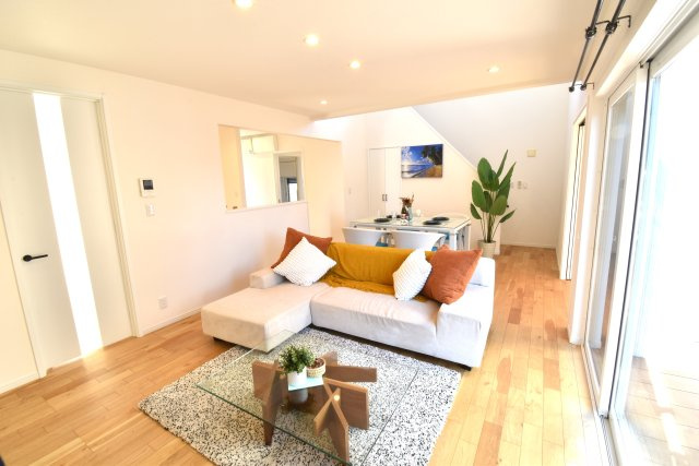 ゼロキューブ　吹き抜けのあるモダン住宅の居間・リビング|カーテンやラグの色、質感、選ぶ家具などでお部屋の雰囲気が変わります。お好みのインテリアを楽しみましょう♪ここから始まる「日常」がご家族にとってかけがえのない時間となりますように。
