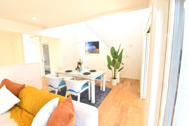 ゼロキューブ　吹き抜けのあるモダン住宅の居間・リビング|対面キッチンはカウンターが広いので、料理中や後片づけの間も会話が楽しめ、家族に一体感が生まれます。