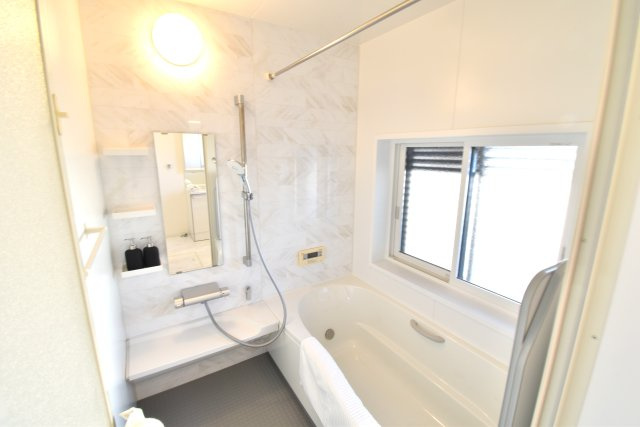 ゼロキューブ　吹き抜けのあるモダン住宅の浴室|浴槽への出入りが安全な低床タイプのユニットバスです。洗い場は滑りにくい速乾床で断熱仕様ですので、ヒートショックの心配もありません。オール電化でエコキュート、浴室乾燥機付きのオートバスです。
