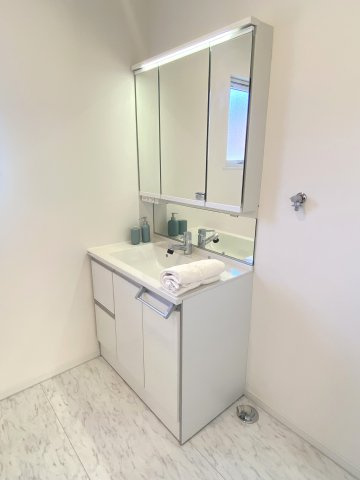 ゼロキューブ　吹き抜けのあるモダン住宅の独立洗面台|三面鏡の裏には収納が付いています。シャワー水栓もついていてとても便利です。側面にはカウンターがあり小物を置くことも可能です。