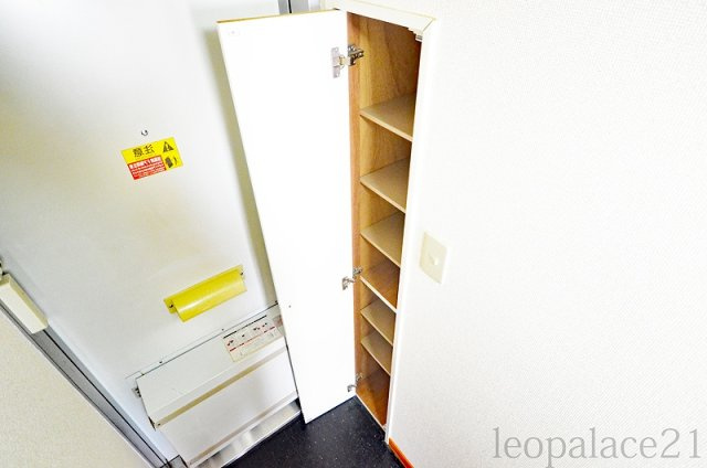 レオパレスＷＩＮの玄関|玄関横にシューズボックスついてます