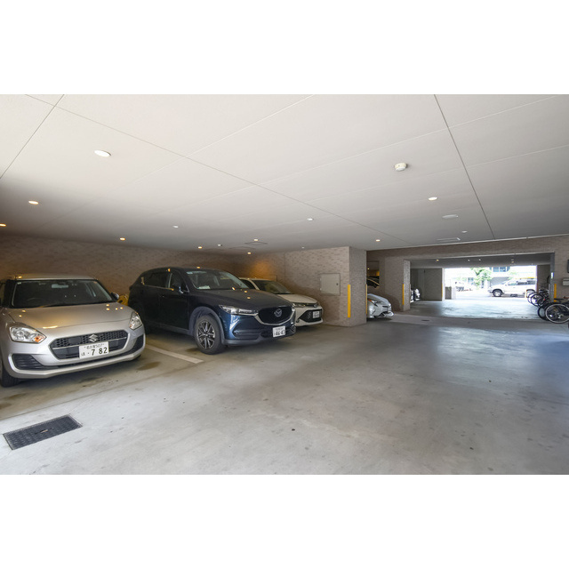 Gramercy Shirakawa Koenの駐車場