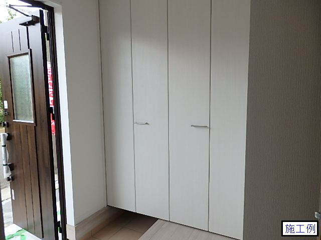 伊勢原市上粕屋新築戸建て　2号棟の玄関|明るい玄関です