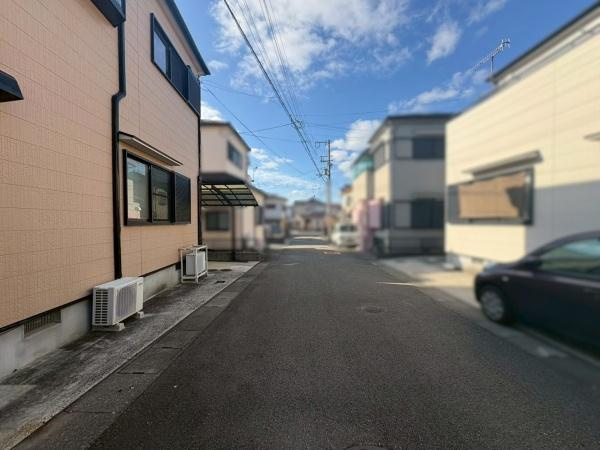岩出市森　中古戸建の前面道路含む現地写真