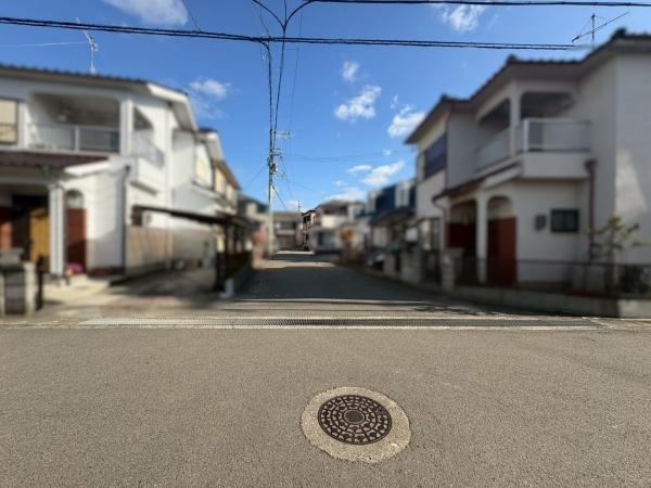 岩出市森　中古戸建の前面道路含む現地写真