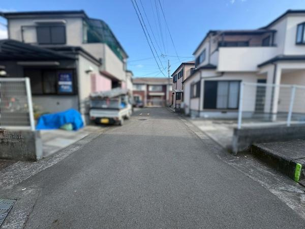 岩出市森　中古戸建の前面道路含む現地写真