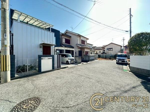 生駒郡斑鳩町東福寺１丁目　一戸建の前面道路含む現地写真|■現地撮影写真■前面道路は広々約６ｍでお車の出し入れも楽々！
