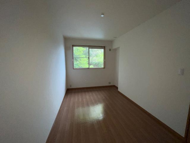 サニーヒルズの寝室|南側洋室