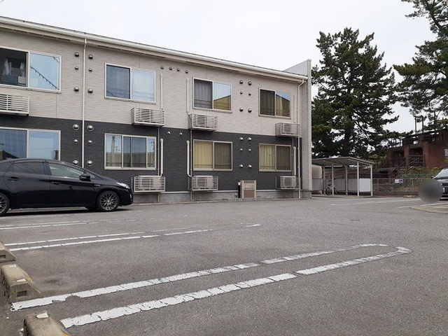 アルナージュの駐車場