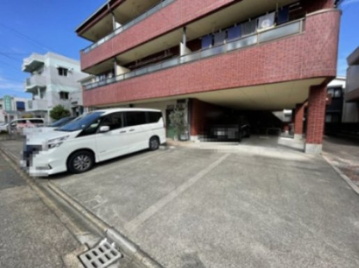 シャルダン三矢の駐車場