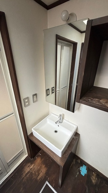 大阪市住之江区東加賀屋2丁目   貸家の洗面所|脱衣スペースもあります