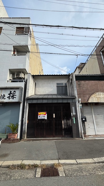 大阪市住之江区東加賀屋2丁目   貸家の外観|駐車場があります