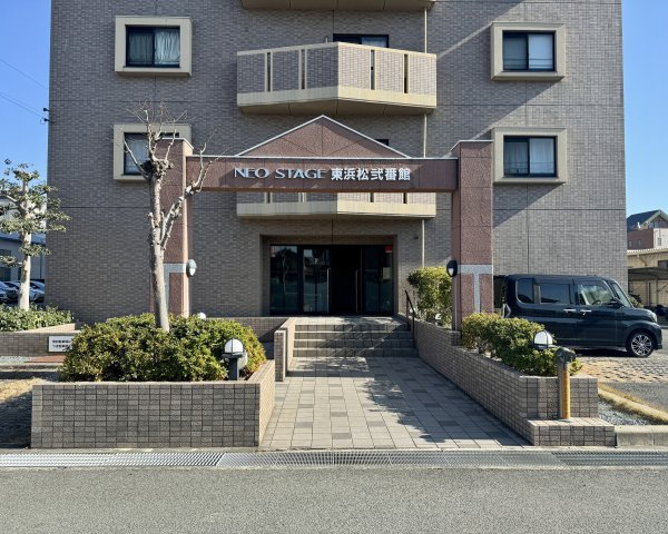 ネオステージ東浜松弐番館のエントランス|重厚感あるエントランスが印象的なマンションです。