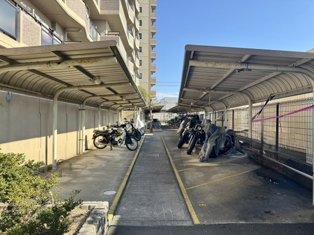 ネオステージ東浜松弐番館の駐輪場|駐輪場は屋根付き！雨からバイクや自転車を守ってくれます！