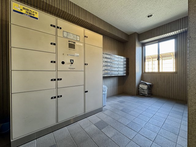 ネオステージ東浜松弐番館のその他共用部分|留守中の荷物受け取りも安心な宅配ボックス付きです。