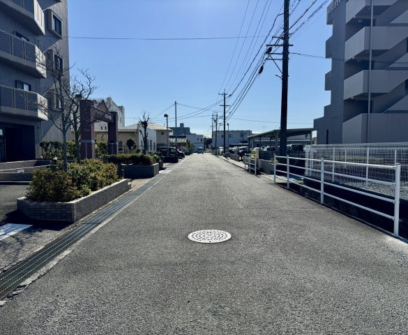 ネオステージ東浜松弐番館の現況写真|前面道路南側を向いて撮影しました。