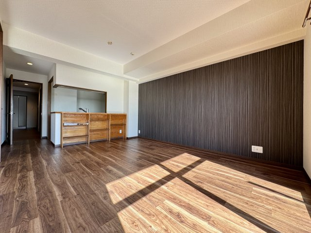 ネオステージ東浜松弐番館の居間・リビング|大きな窓から差し込む陽射しが、部屋全体を明るく気持ちの良い空間にしてくれます！