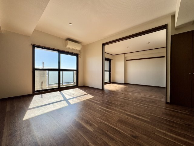 ネオステージ東浜松弐番館の居間・リビング|リビングと洋室の繋がりが広く、すごく開放的な雰囲気です。