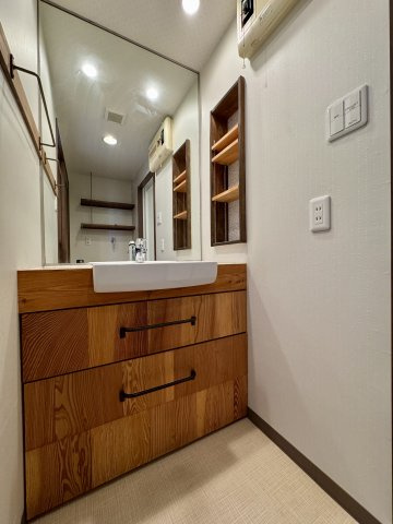 ネオステージ東浜松弐番館の独立洗面台|大きな鏡の洗面台。二人並んで、身支度できるので朝の時間にゆとりが持てます。