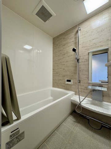 ネオステージ東浜松弐番館の浴室|淡い色のアクセントパネルが印象的な、明るく清潔感のある浴室です。