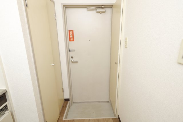 瑞江マキノビルの玄関