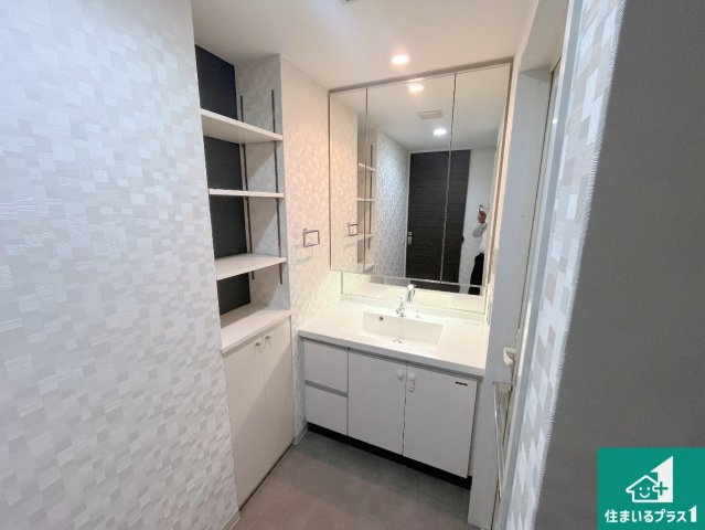 serio東加古川の独立洗面台|清潔感のある洗面台です。フラットな鏡は掃除がしやすく毎日清潔！鏡裏には収納があるのでスッキリとした洗面台が保てます。