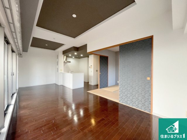 serio東加古川の居間・リビング|日当たり良好の明るいリビングで朝の目覚めもスッキリできそう！対面キッチンでご家族のコミュニケーションも自然と増える設計！小さなお子様が遊ぶスペースを作っても広々とくつろげるLDK！